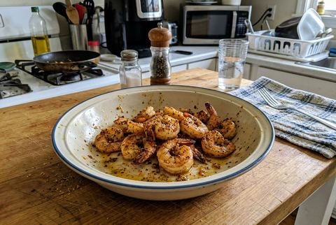 Seasoned air fryer shrimp with garlic and pepper